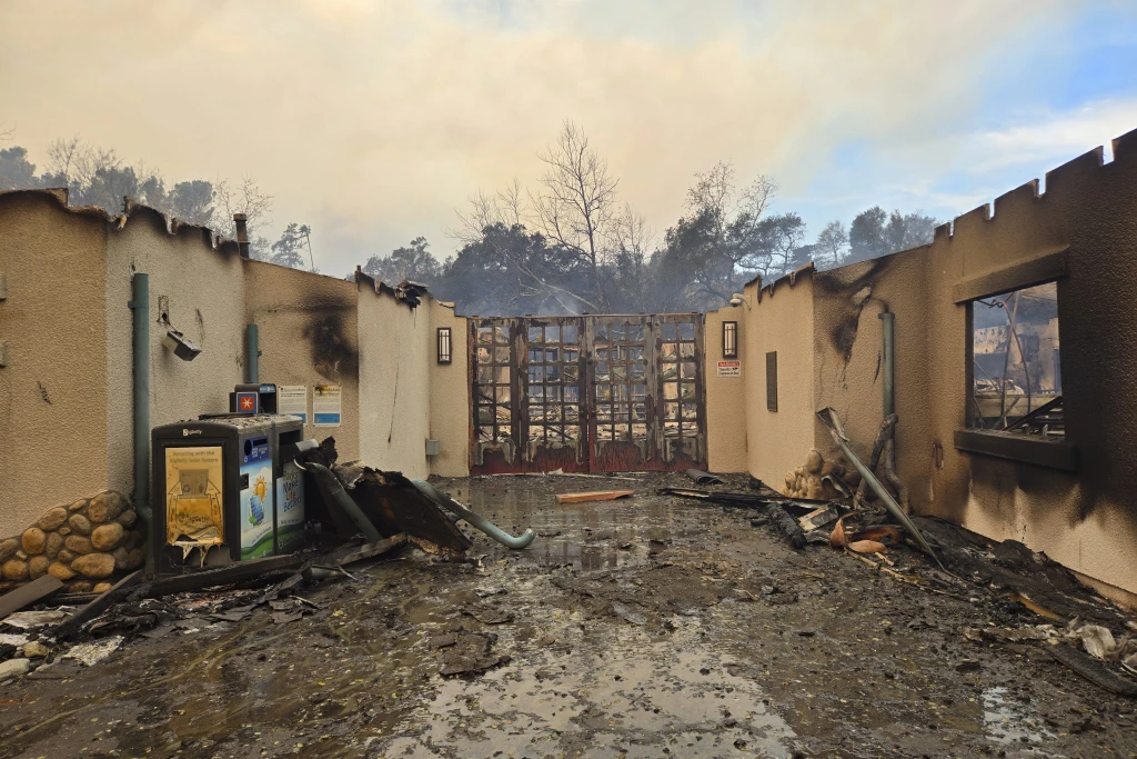 Incendios devastan escuelas y espacios educativos en Los Ángeles