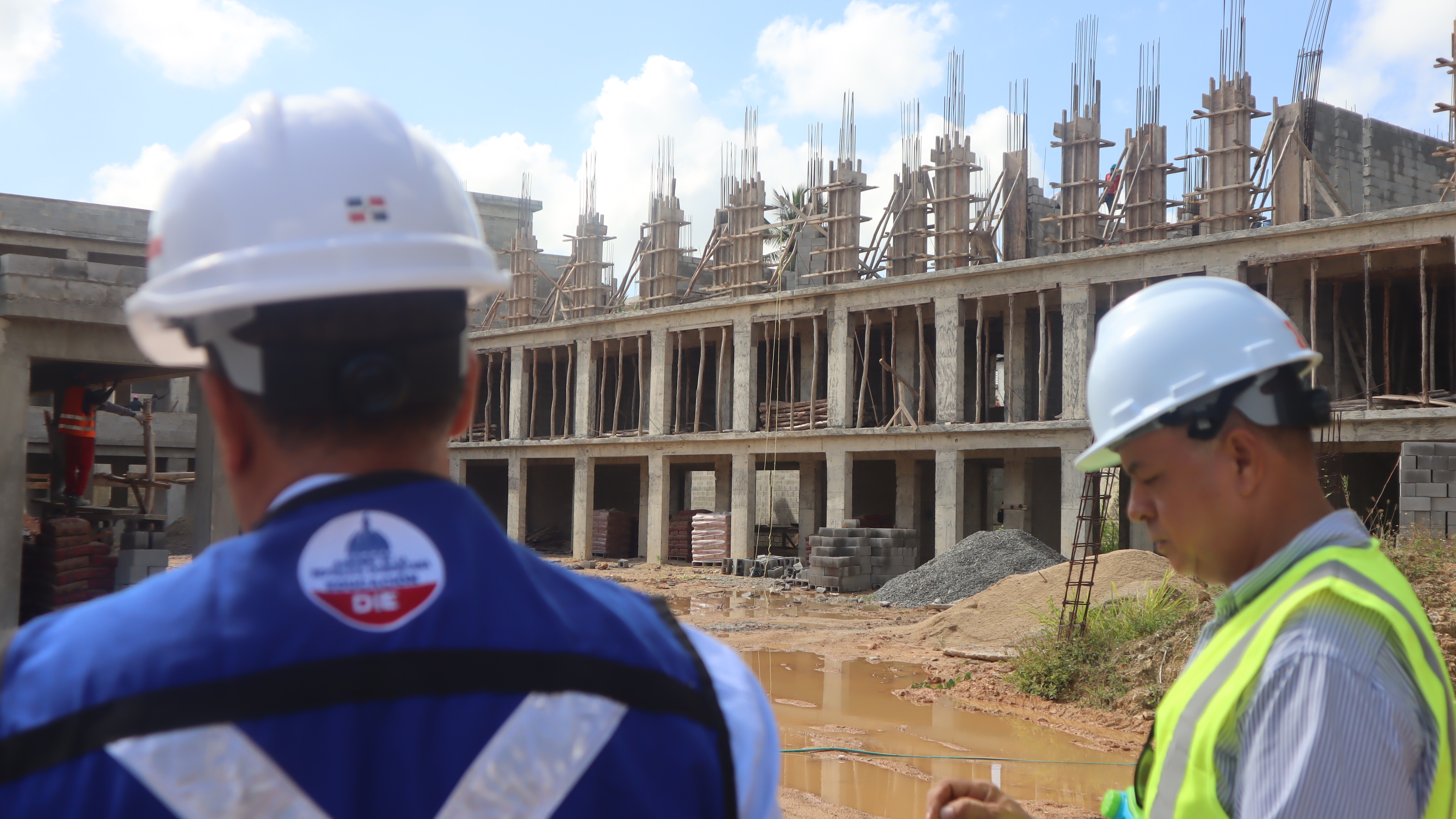 Infraestructura Escolar Supervisa Proyecto Escolar con Fundación Pedro Martínez en Manoguayabo