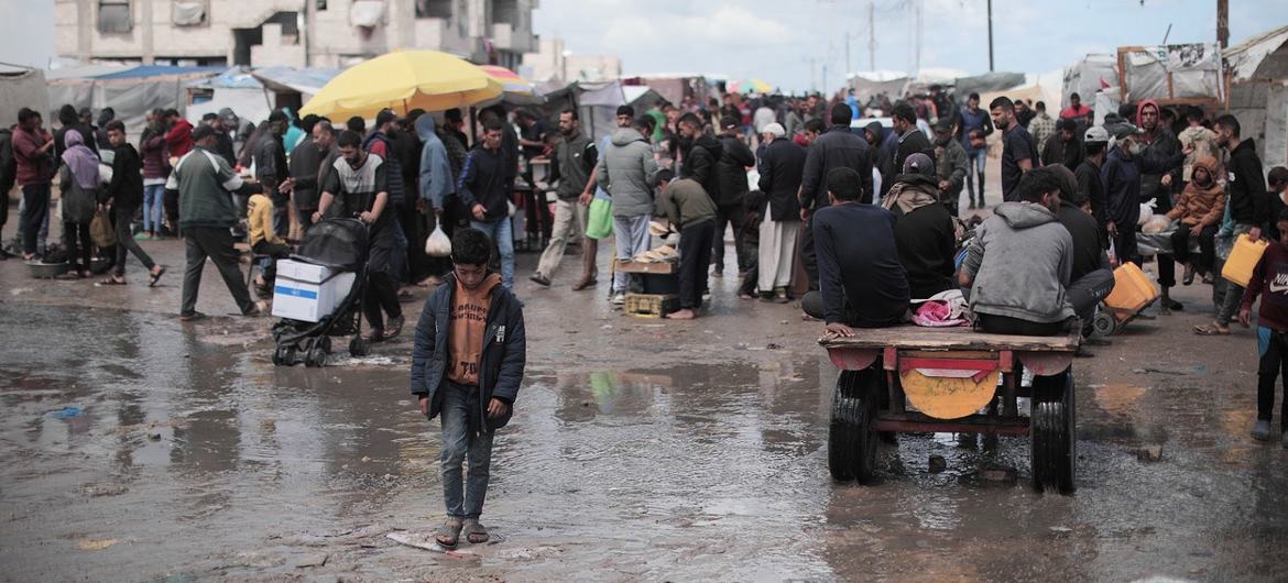 Confusión y tragedia en Rafah: un ataque cerca de centro humanitario deja decenas de muertos