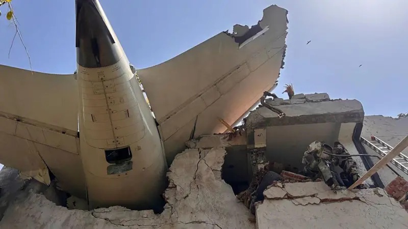 Tragedia aérea en India: más de 200 muertos tras estrellarse un avión con destino a Londres