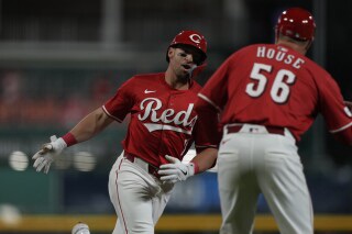 Steer impulsa a los Rojos con triple decisivo; Ohtani abandona el montículo por rigidez