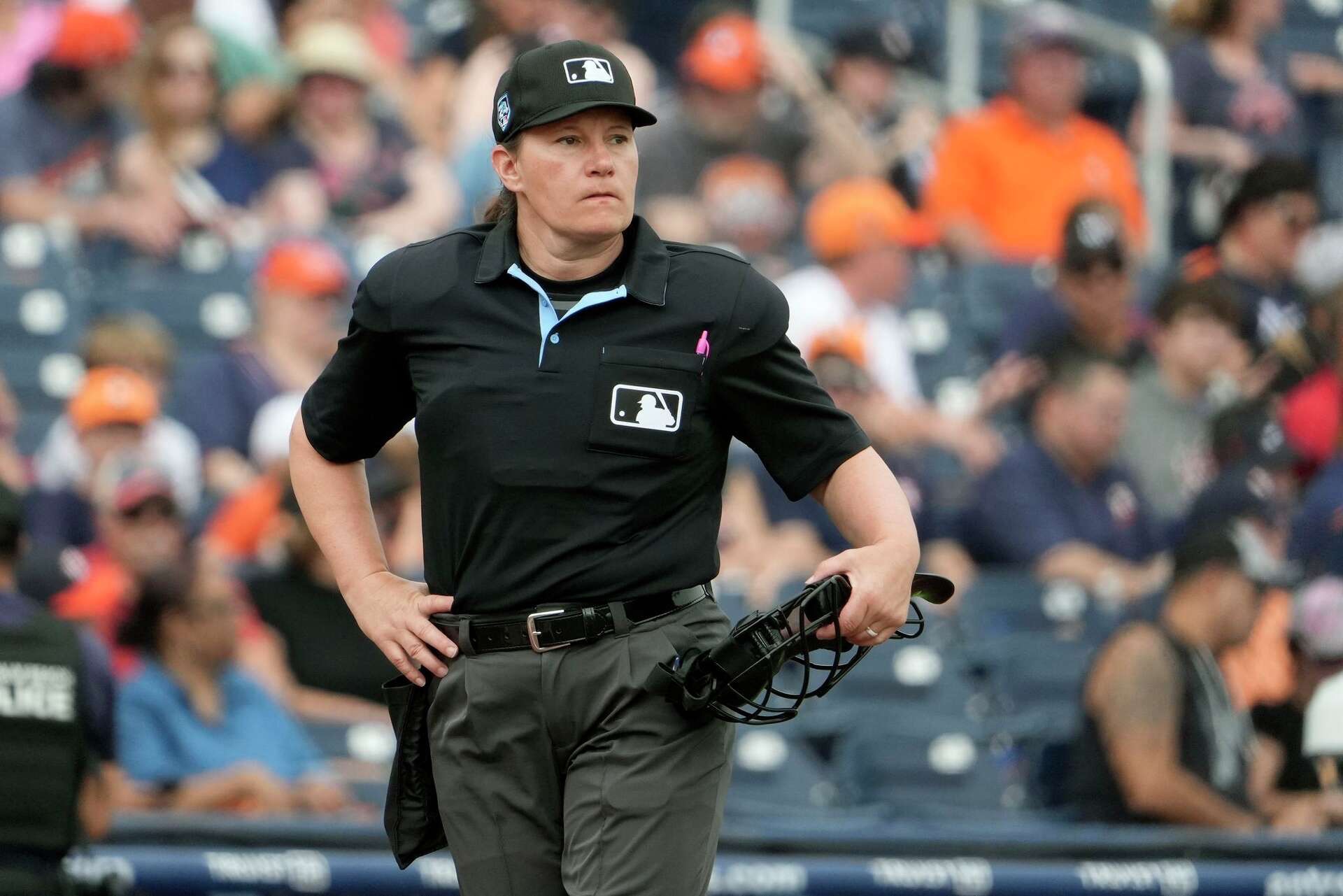 Jen Pawol hace historia como la primera mujer umpire en un juego oficial de Grandes Ligas