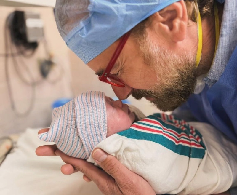 Carlos de la Mota y Laura Pérez Rojas celebran la llegada de su hija Montserrat