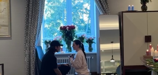 Bella Thorne divide opiniones al proponerle matrimonio a su novio