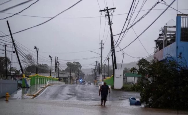 Huracán Erin golpea Puerto Rico y deja a miles sin electricidad