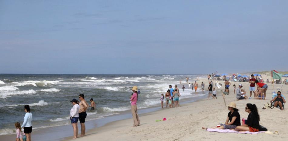 Nueva York cierra sus playas por el peligroso oleaje del huracán Erin