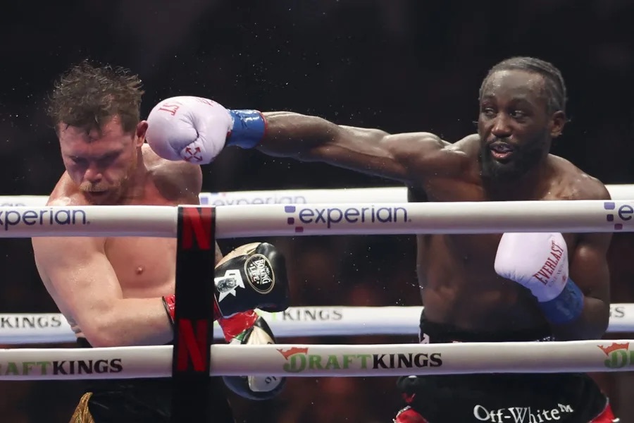 Terence Crawford vence al ‘Canelo’ Álvarez por decisión unánime y se corona campeón súper mediano