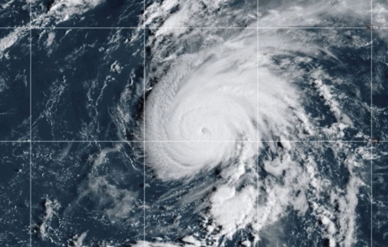 Huracán Gabrielle alcanza categoría 3 en el Atlántico y avanza lejos de tierra