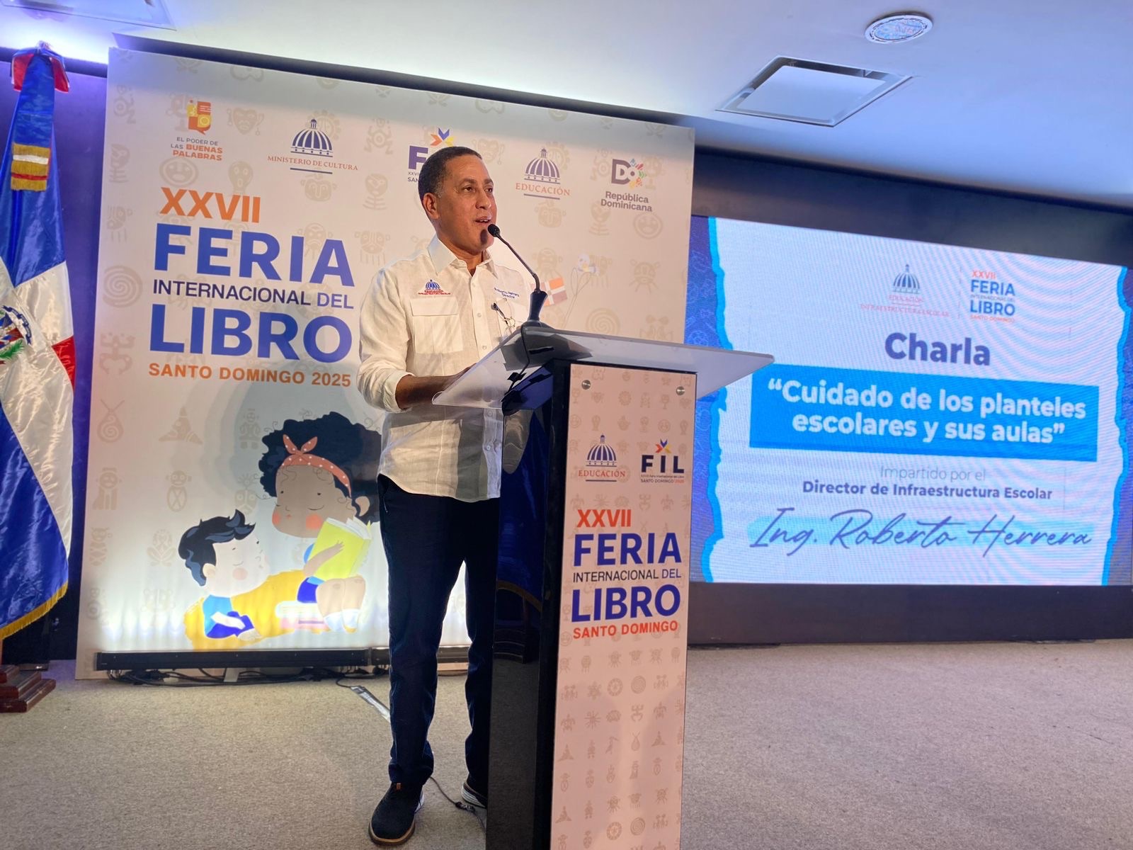 Director de Infraestructura Escolar dicta conferencia en la XXVII Feria Internacional del Libro 2025