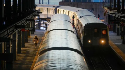 Dos menores fallecen al practicar “subway surfing” en tren que cruzaba el Puente de Williamsburg