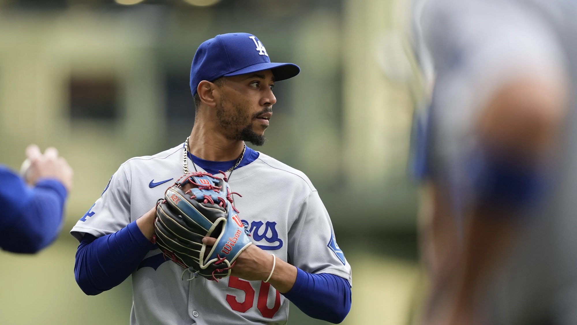 Mookie Betts recibe el Premio Roberto Clemente 2025 por su impacto humanitario