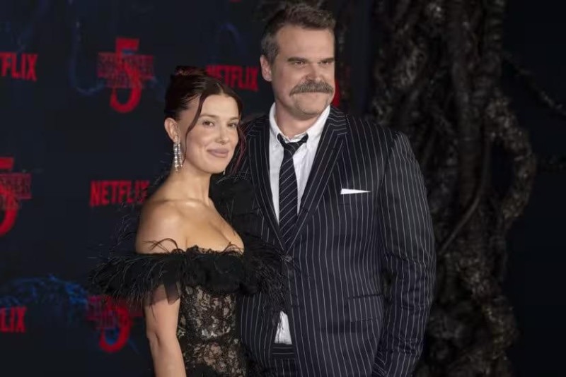 Millie Bobby Brown y David Harbour muestran cercanía en el estreno de&nbsp;Stranger Things&nbsp;tras rumores de denuncia