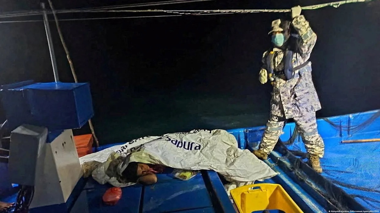 Centenares de desaparecidos y siete fallecidos tras el naufragio de un barco con rohinyás en aguas de Malasia