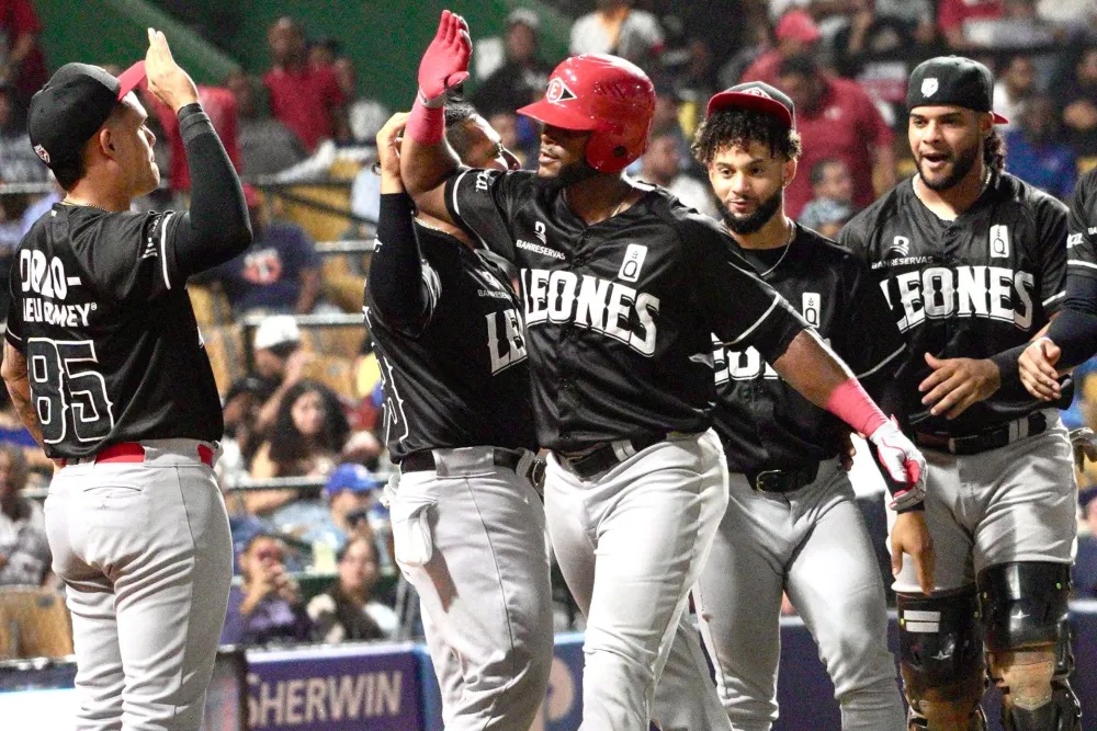 El Escogido detiene su mala racha con triunfo 5-0 frente al Licey