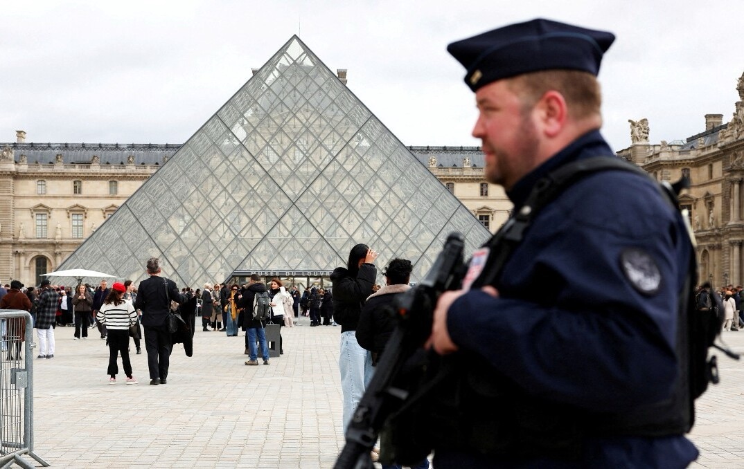 Un retraso de apenas 30 segundos permitió escapar a los ladrones que asaltaron el Louvre