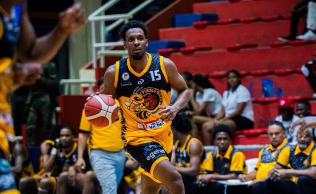 Pueblo Nuevo y Buitres brillan en el Torneo de Baloncesto Superior de San Cristóbal