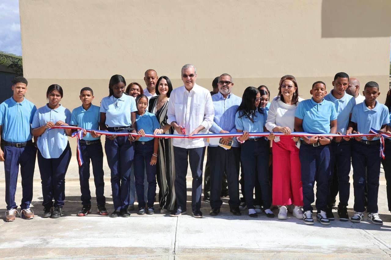 Presidente Abinader inaugura Centro Educativo León Romilio Rodríguez Ventura