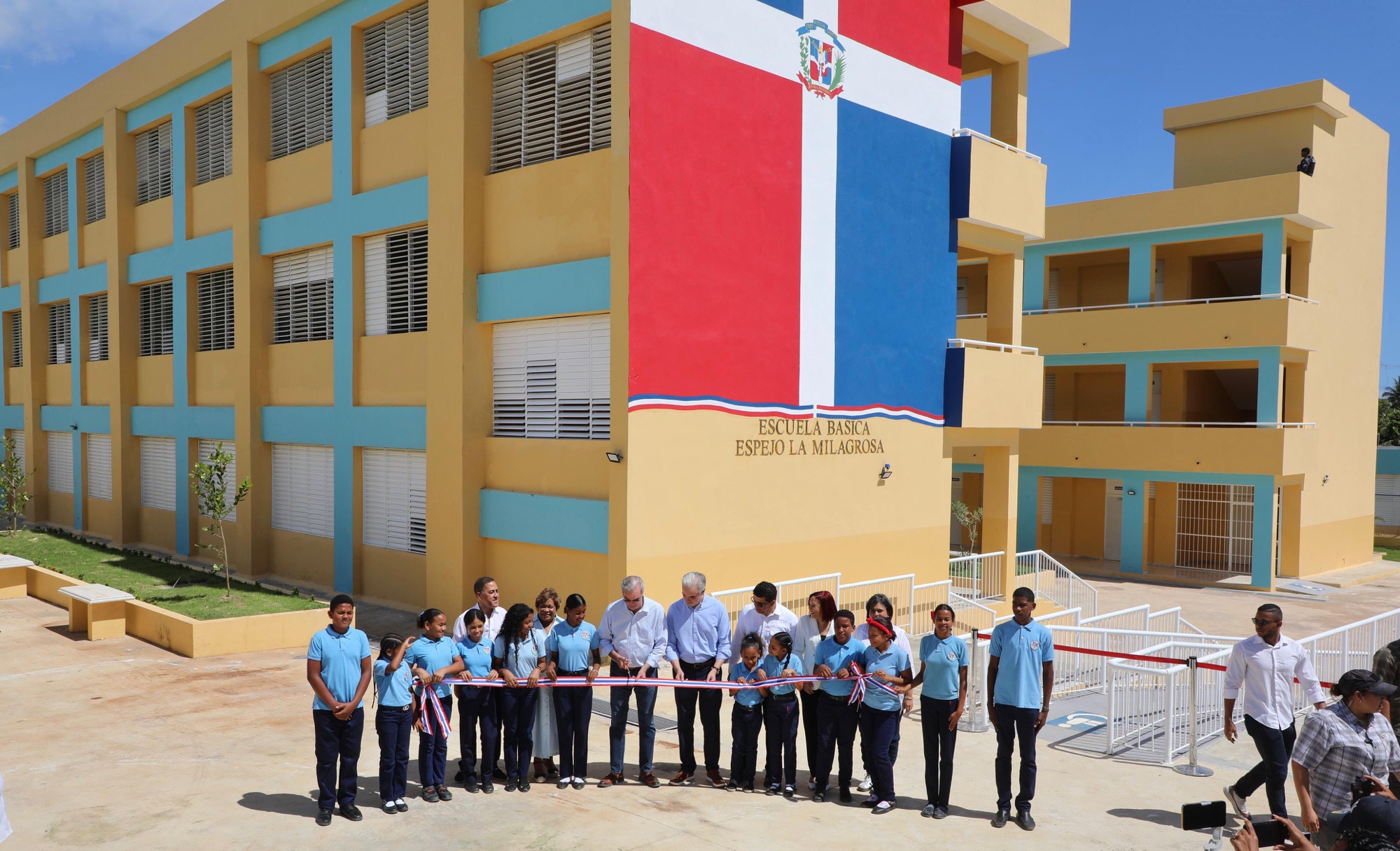 Presidente Luis Abinader inaugura escuela básica La Milagrosa en La Ureña, SDE tras más de 14 años de espera