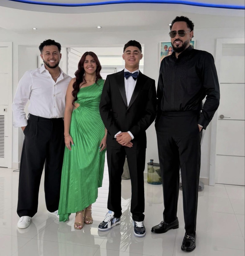 Raphy Pina sorprende a sus tres hijos mayores con lujosos autos Porsche