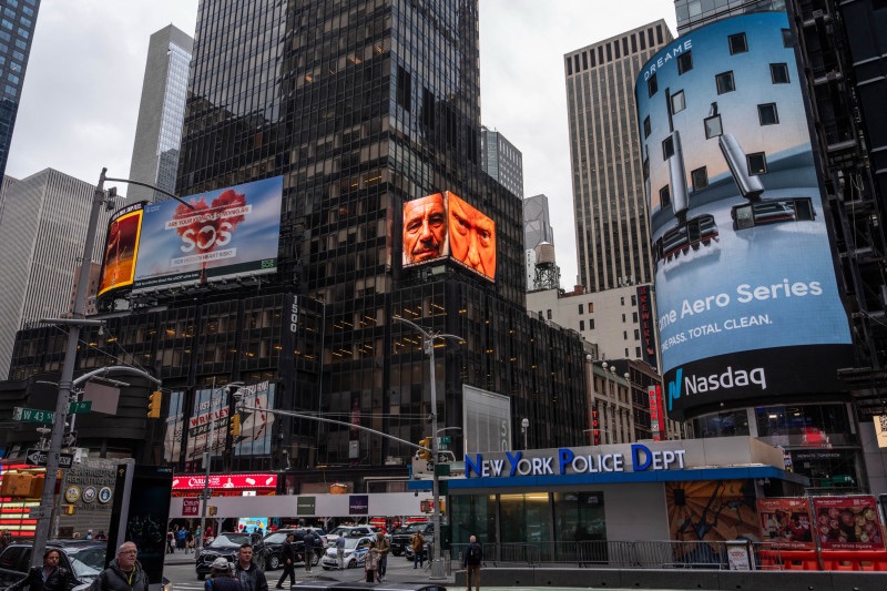 Policía de Nueva York dispara a una mujer tras apuñalamiento en Times Square