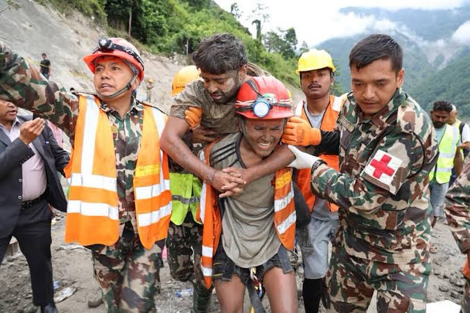 Rescatan con vida en Nepal a dos trabajadores tras nueve días atrapados