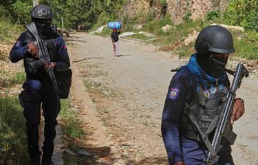Policía haitiana desmonta 11 barricadas durante operativo contra bandas en Artibonito