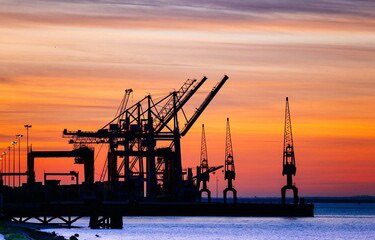 Petróleo de Texas cae 3.2 % y cierra en 102.43 dólares el barril