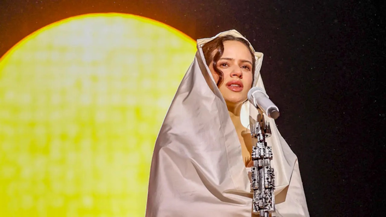 Rosalía cierra en Miami su gira “LUX” entre lágrimas y confesiones