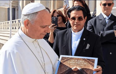 Papa León XIV recibe libro sobre el patrimonio religioso de República Dominicana