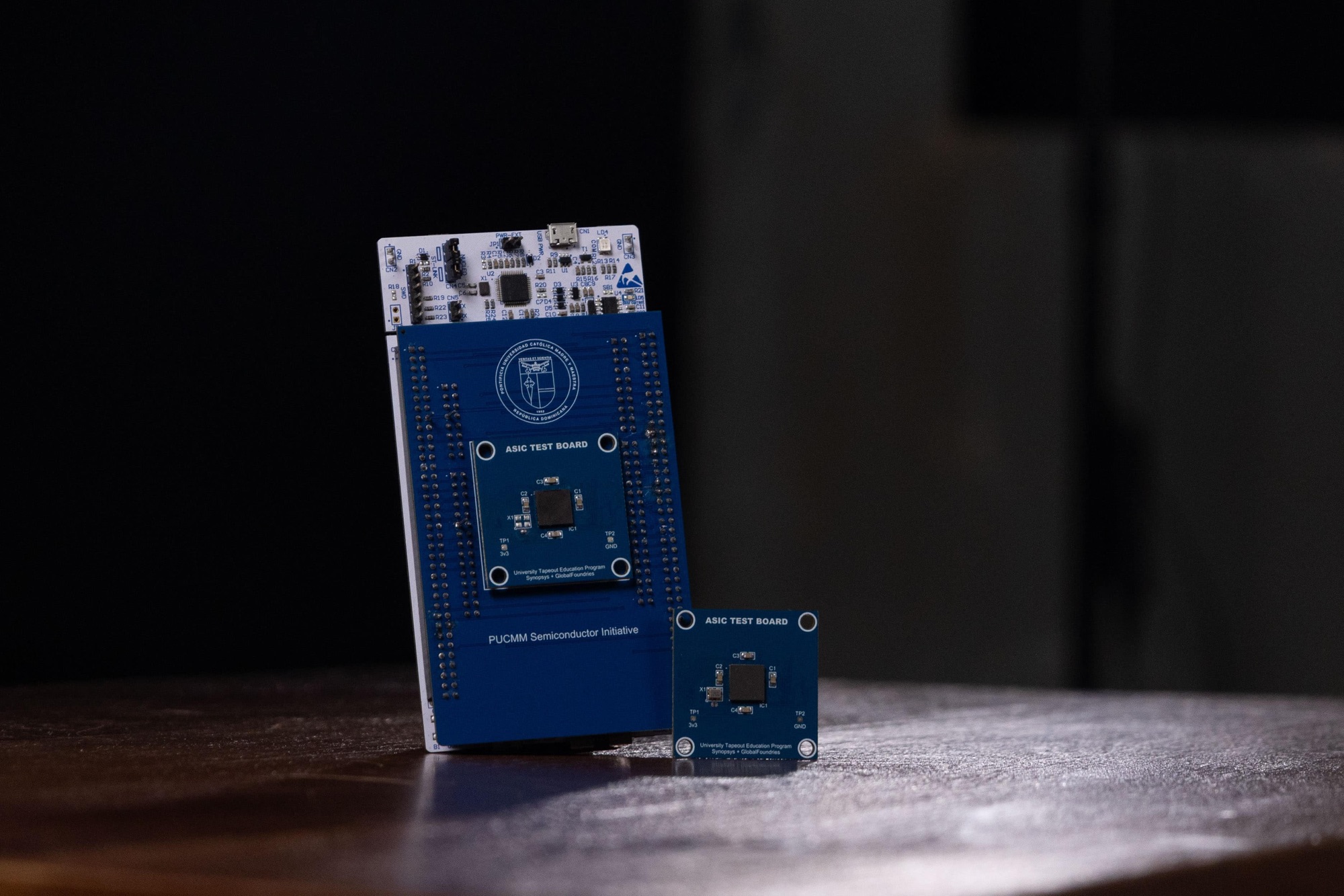 Pucmm prepara microchip con capacidad neuronal tras desarrollar dispositivo biomédico