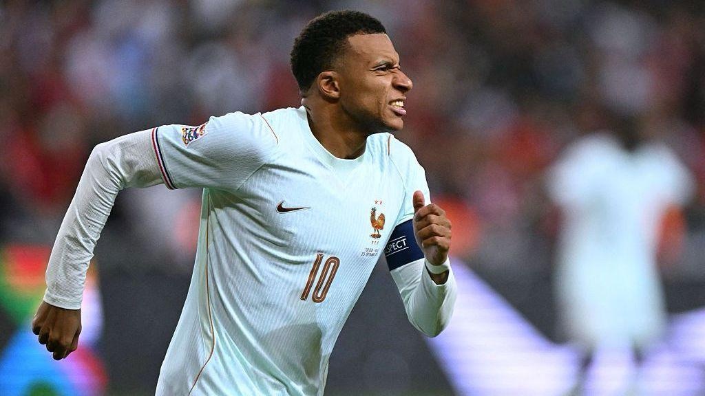 Mbappé marca ante Turquía y sale lesionado de la rodilla izquierda