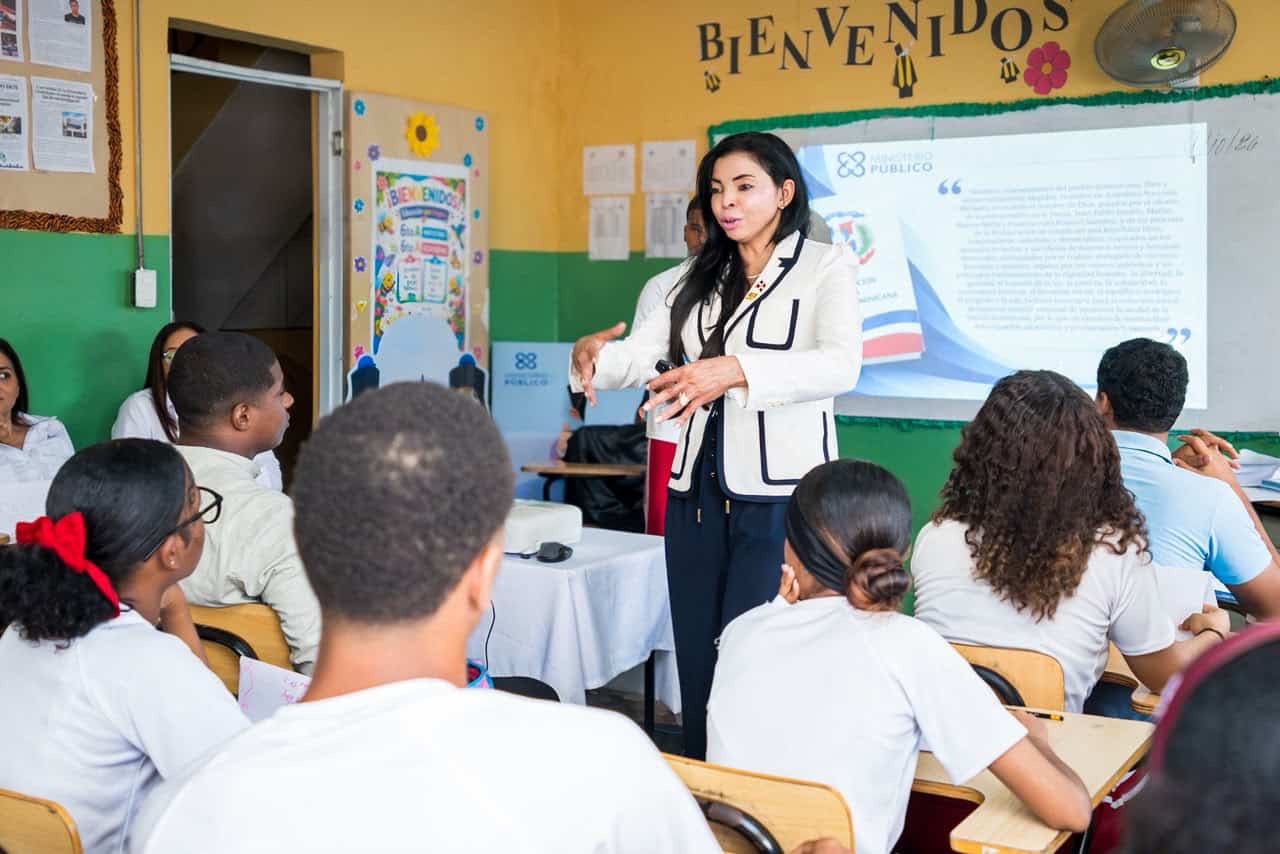 Yeni Berenice Reynoso orienta a estudiantes sobre derechos, deberes y prevención del bullying