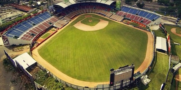Estadio Quisqueya afina los últimos detalles para el inicio de la pelota invernal